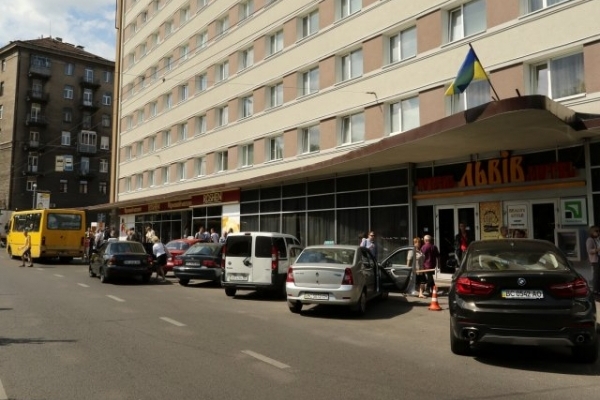 Готель через суд скасував зупинку громадського транспорту в центрі Львова