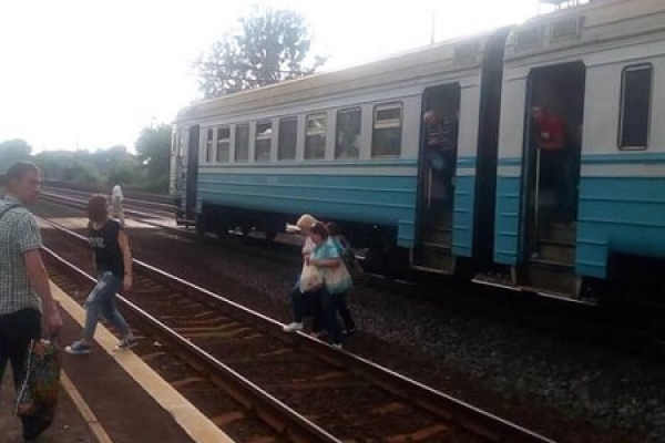 Як пасажири на Львівщині виходили із електрички через колії (Фото)