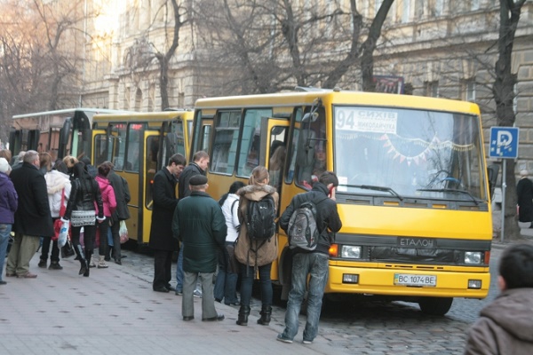 Без матюка тепер на роботу не доїхати: львів’яни обурені рішенням влади перенести кінцеві зупинки приміських автобусів