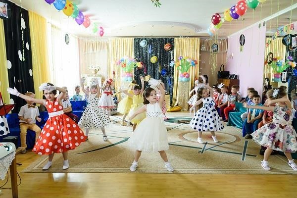 Дошкільнятам з Дубового влаштували випускний у ретро-стилі (Фото)