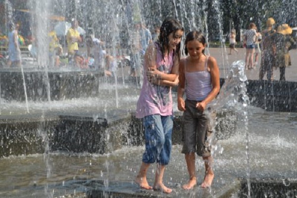 Львів’ян закликають не приймати водних процедур у міських фонтанах