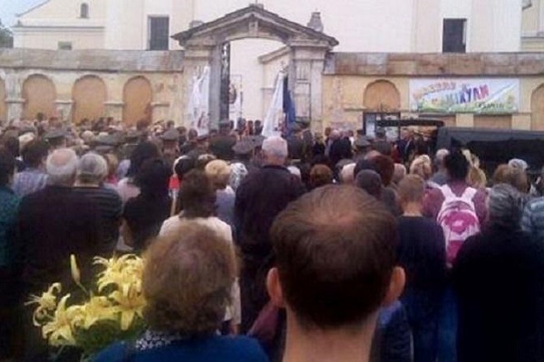 Мешканці Жовкви повстали проти настоятеля місцевого храму УПЦ МП, який відмовився відспівувати загиблого героя АТО