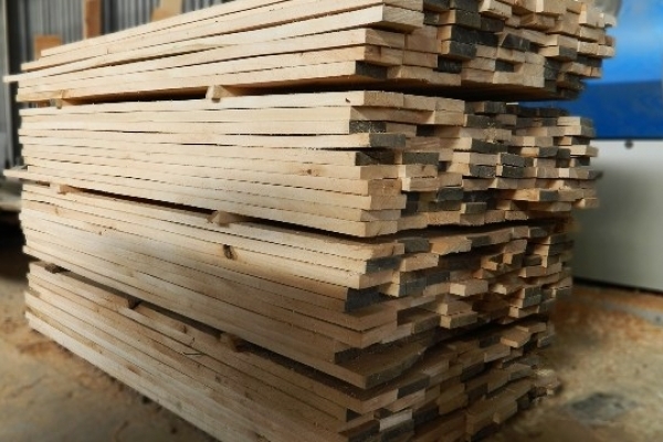 У пункт пропуску «Краковець–Корчова» митники викрили підприємця на махінаціях з деревиною