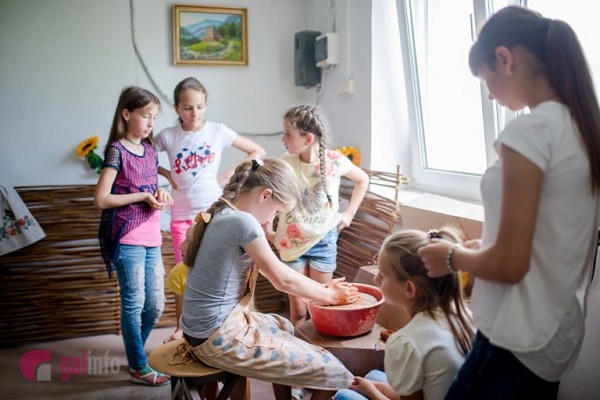 Плекаючи традиції: на Львівщині відкрився осередок гончарства для дітей (Фото)