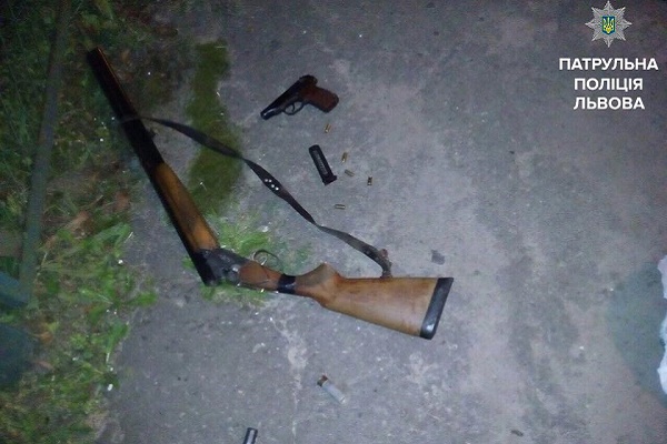 У Львові чоловік прийшов сваритися з сусідом з пістолетом та рушницею в руках