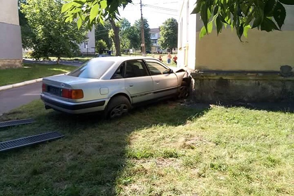 На Львівщині автомобіль в’їхав у будинок (Фото)