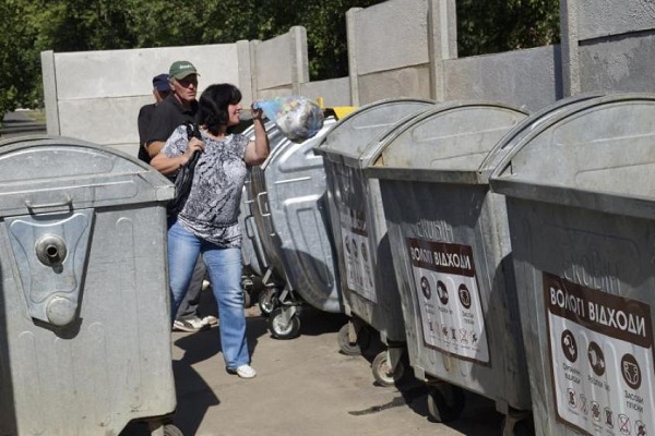 У Києві зі сміттєвого бака дістали голу «бомбу» (Відео)