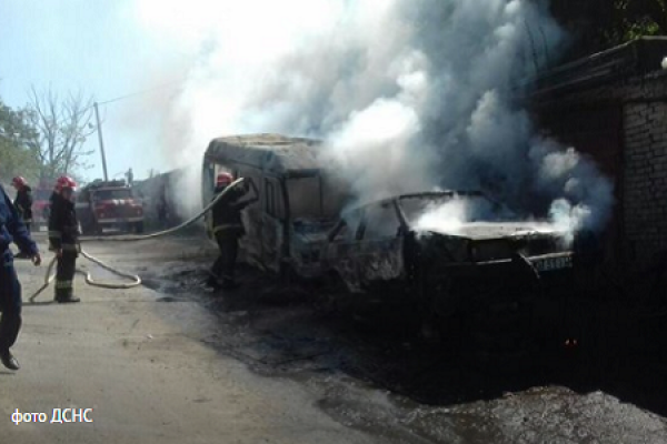 У гаражному кооперативі у Львові згоріли два автомобілі (Відео)
