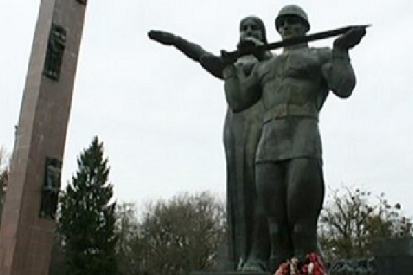 Вирішення долі радянського військового монумента у Львові перенесли на вересень