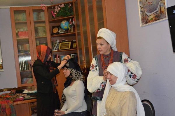 Вперше в Україні: жінки-киримли – переселенки з Криму започаткували курси з традиційного гаптування золотом