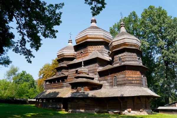 Як у Дрогобичі реставрують стародавній дерев’яний храм (Відео)