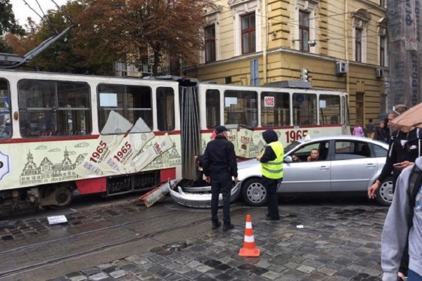 Таксі зупинило трамваї в центрі Львова