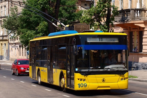 У Львові чоловік кинувся під тролейбус