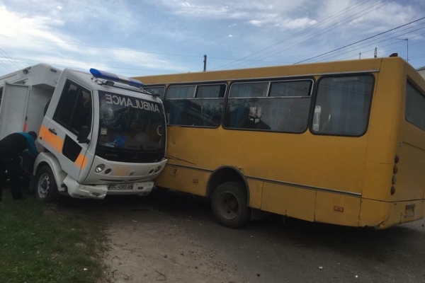 ДТП у Пустомитах: п'яний водій автобуса в'їхав у «швидку»