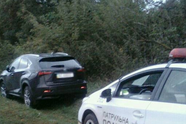  Нічна погоня із виключеними фарами та засідка: поліція упіймала викрадений Lexus (Фото)