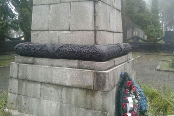Вандали вкрали 50-кілограмовий вінок з меморіалу в Личаківському районі Львова