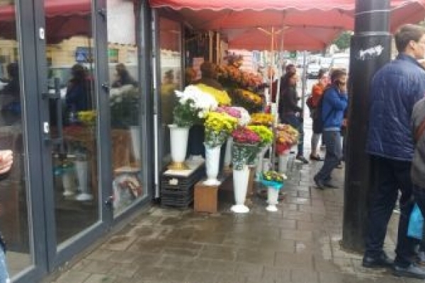 У Львові вимагають звільнити тротуар на Шота Руставелі від квітів