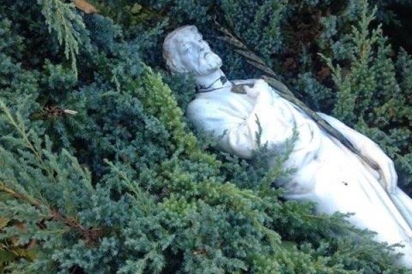 Невідомі у Львові понищили статую Апостолу Тадею