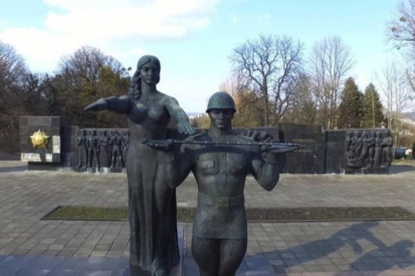 У Львові досі роздумують, що робити з Монументом слави