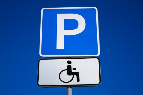 Львівські патрульні розпочали проганяти водіїв із місць для інвалідів (Відео)