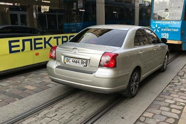 Автівку мера Львова спіймали на порушенні правил дорожнього руху?
