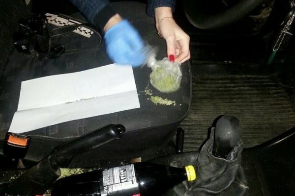 Водія з пакетом марихуани затримали вночі у Львові (Фото)