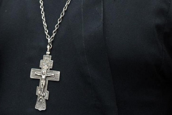 «Продав» ікон на 6 тисяч гривень: шахрай у рясі священика обдурив бабусю на Львівщині