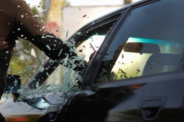 На Яворівщині поліцейські викрили зловмисника, причетного до крадіжки з автомобіля