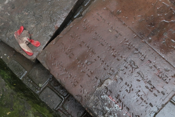 У львівському дворику розкопали єврейські надгробні плити
