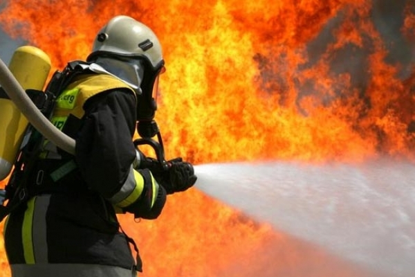 На Львівщині рятувальники ліквідували пожежу у безгосподарській будівлі