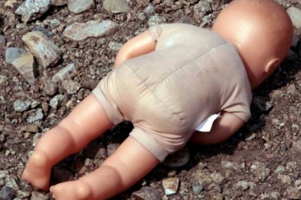 На Львівщині горе-матір викинула немовля на смітник: дитина дивом вижила