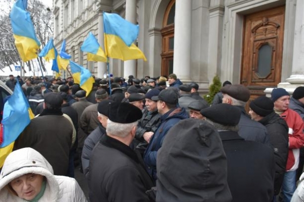 У Львові військові пенсіонери влаштували мітинг під стінами ЛОДА