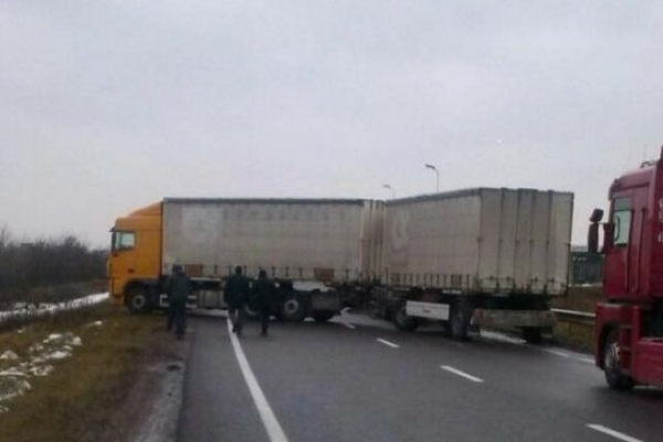 Водії вантажівок заблокували українсько-польський кордон у Краковці