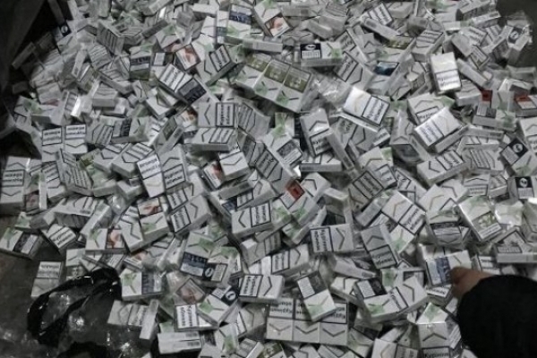 Львівські прикордонники затримали чоловіка з 5400 пачками сигарет