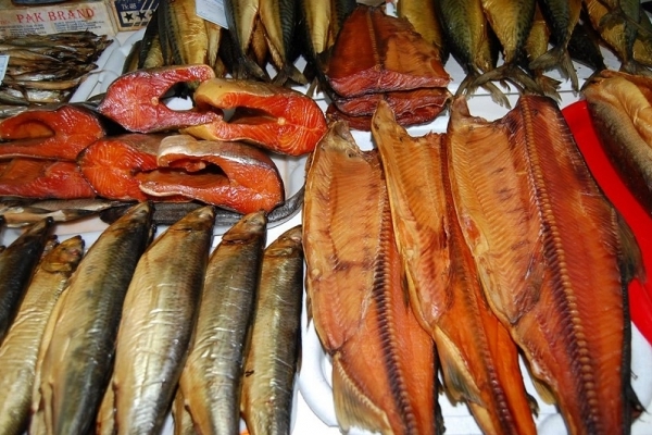 Продавчиню, яка торгувала на ринку неякісною рибою, судитимуть 