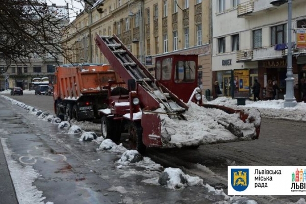 Львів обіцяють прибирати від снігу усю ніч
