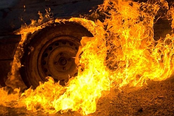 На автостоянці у Львові згоріли два автомобілі та причіп (Фото)