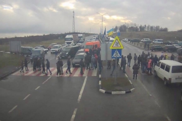 На пропускному пункті «Рава-Руська-Гребенне» пікетувальники перекрили в'їзд та виїзд на границю