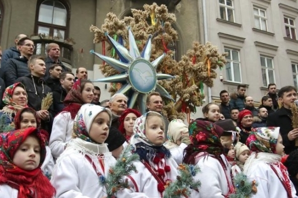 У Львові винесли Різвдяного Дідуха: яскраві кадри