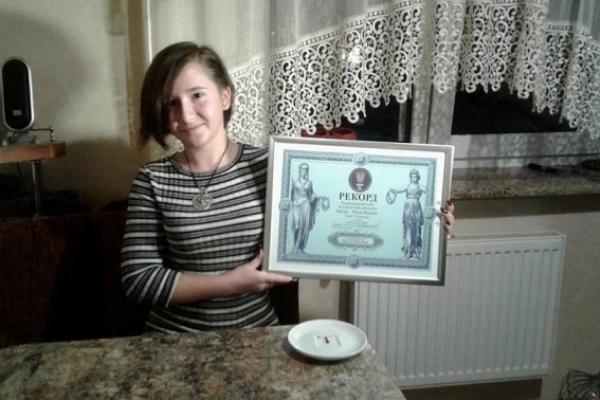 Львівська школярка приготувала найменший в Україні торт (Фото)