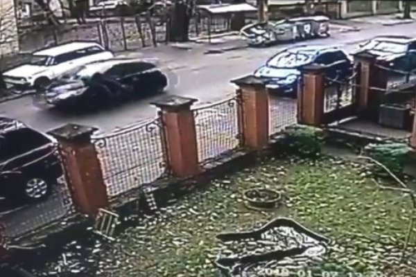У Львові жінка «під кайфом» збила поліцейського і 500 метрів тягнула його на капоті (Відео)