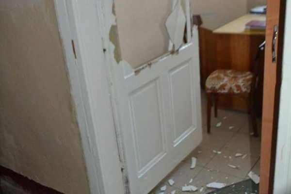 Хулігани розтрощили в поліклініці на Львівщині десятки дверей