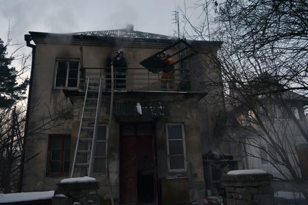 Вогнеборці врятували 66-річного пенсіонера, під час пожежі в Брюховичах 