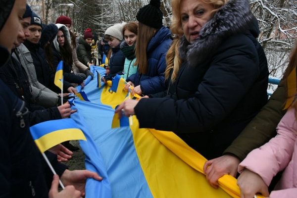 До Дня Соборності у Львові розгорнули величезний український стяг, а молодь утворила «Міст єдності»