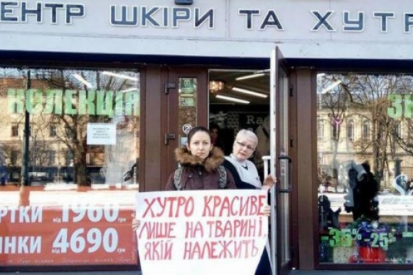 У Львові продавець у магазині хутра пригрозила активістам Путіним (Відео)