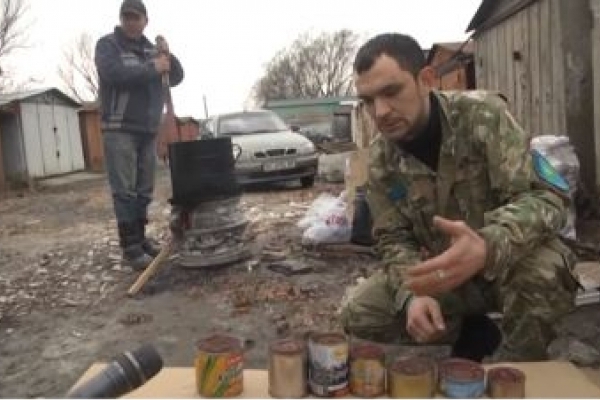 Львівські волонтери власноруч створюють обігрівачі зі старих бляшанок (Відео)