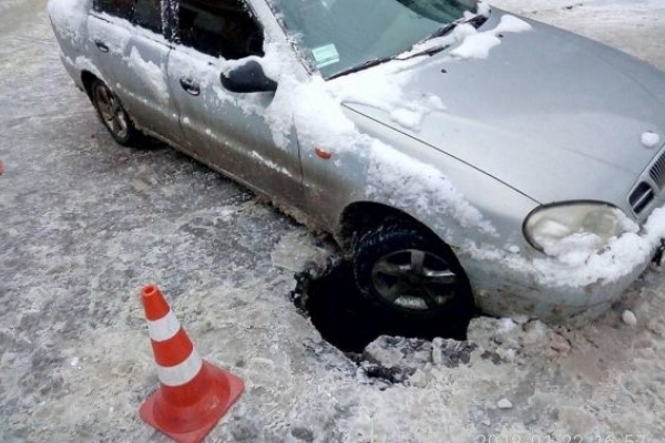 У Львові автівка провалилась у пошкоджений колектор