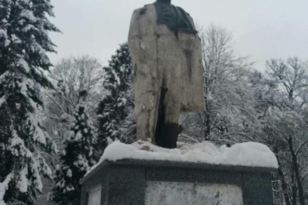 На Львівщині невідомі відбили голову бронзового пам’ятника Тарасові Шевченку (Фото)