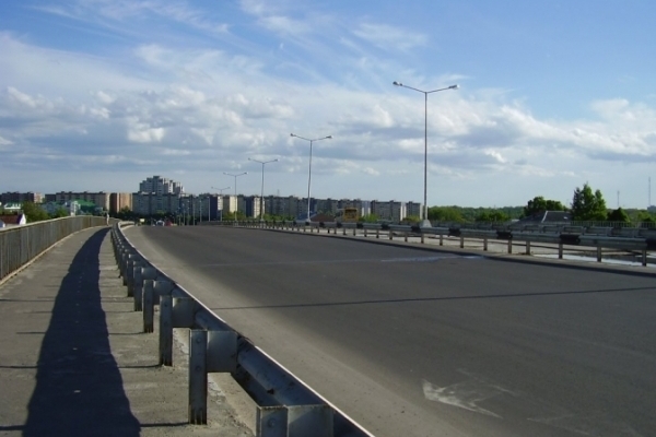 Припаркувала автомобіль і поставила свічку: у Львові дівчина стрибнула з моста