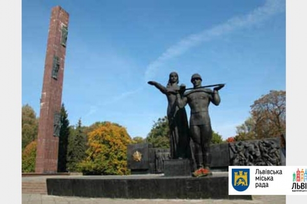 У Львові демонтують стелу Монументу Слави на вулиці Стрийській